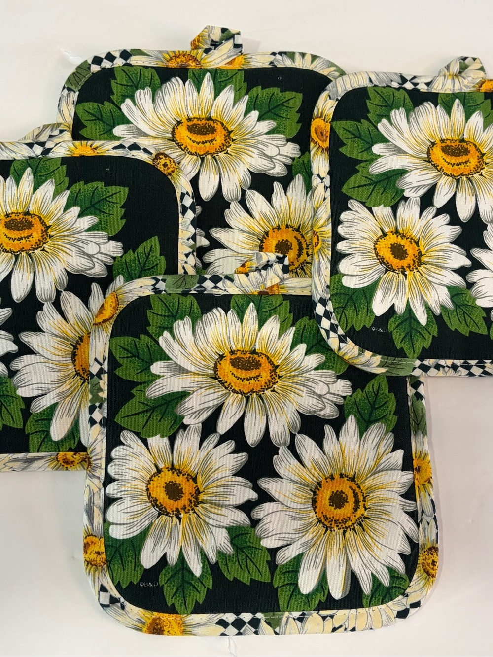 Set Of 4 Vintage -style quilted cotton pot holders with Daisy Pattern NWOT